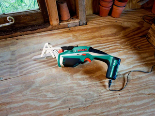 BOSCH Akku-Gartensäge Keo