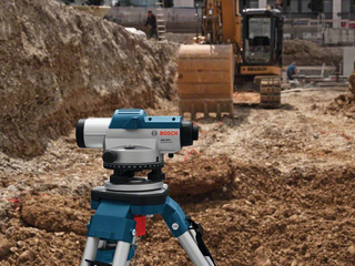 BOSCH Optisches Nivelliergerät GOL 32 D, mit Stativ BT 160, Nivellierlatte GR 500